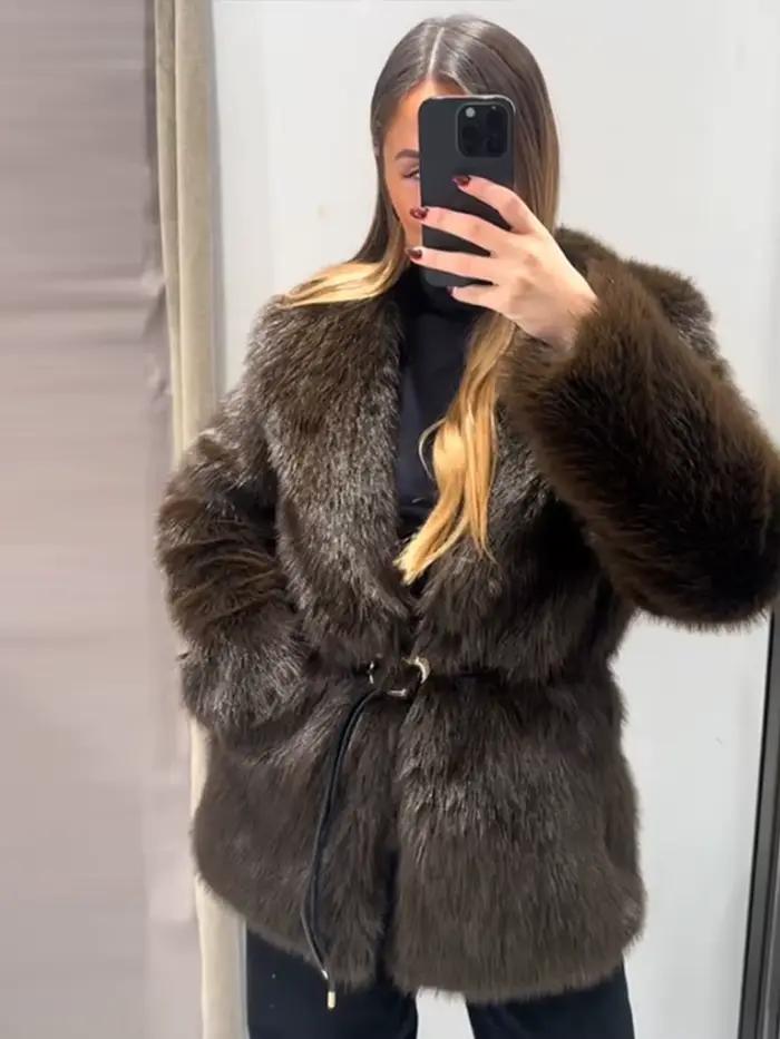 Manteau de fourrure pointu teint avec fermeture éclair pour femme