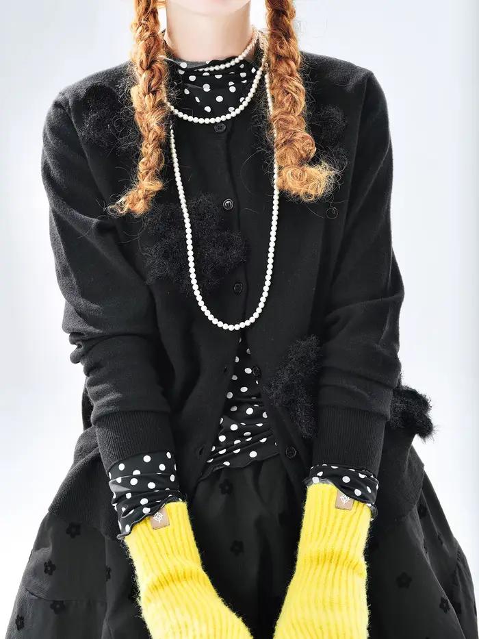 Cardigan tricoté noir avec détails floraux Streetwear quotidien Style rétro et artistique 255267