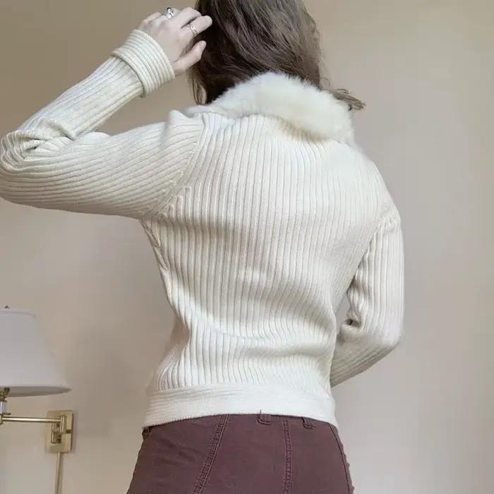 Pull cardigan tricoté avec un col moelleux et un design moelleux ensemble