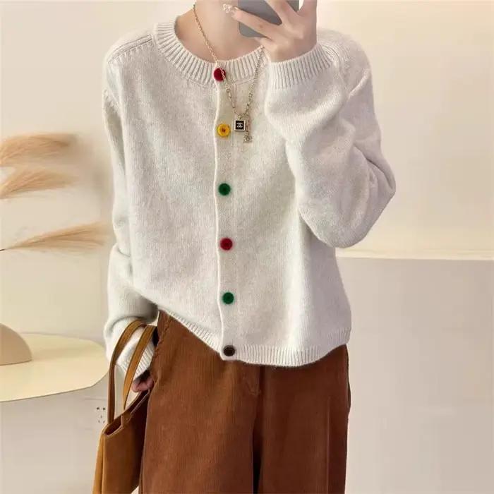 Cardigan tricoté à dos nu pour l'automne et l'hiver de 2025 avec un pull à col rond à boutons de couleur jeune et élégant