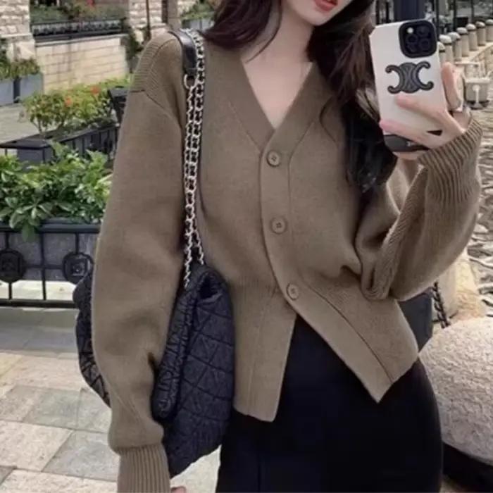 Cardigan décontracté tricoté AOSSVIAO – Collection Automne Hiver 2026 – Élégance unie