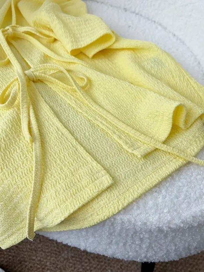Haut en tricot jaune clair à manches courtes pour femme avec nœud sur le devant