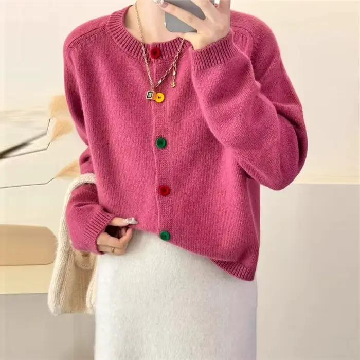 Cardigan tricoté à dos nu pour l'automne et l'hiver de 2025 avec un pull à col rond à boutons de couleur jeune et élégant
