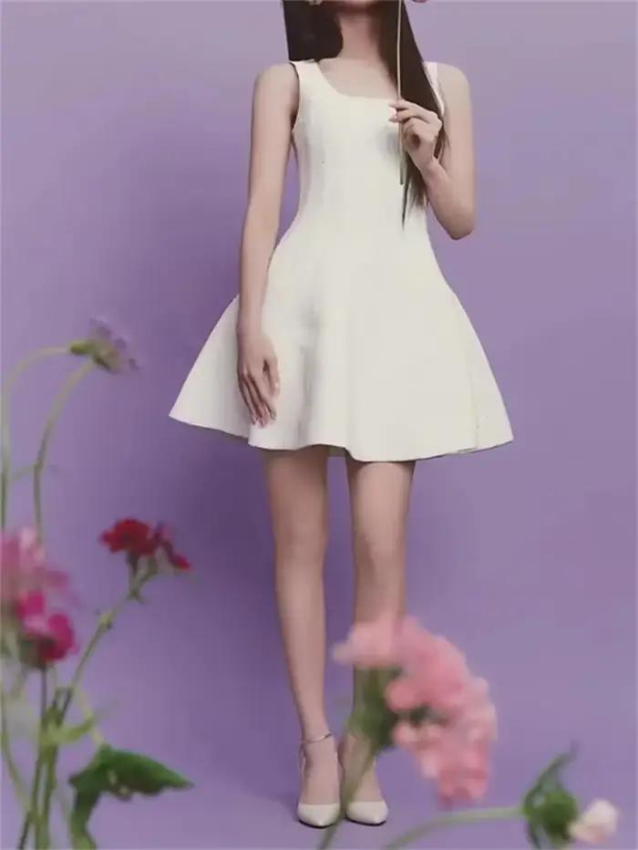 Robe Courte Femme Tricotée Décorée de Perles Col Carré Sans Manches Coupe Ajustée Taille Haute Printemps-Été 2026