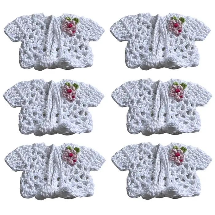 Pull en crochet l'inventaire fait à la main avec fleur