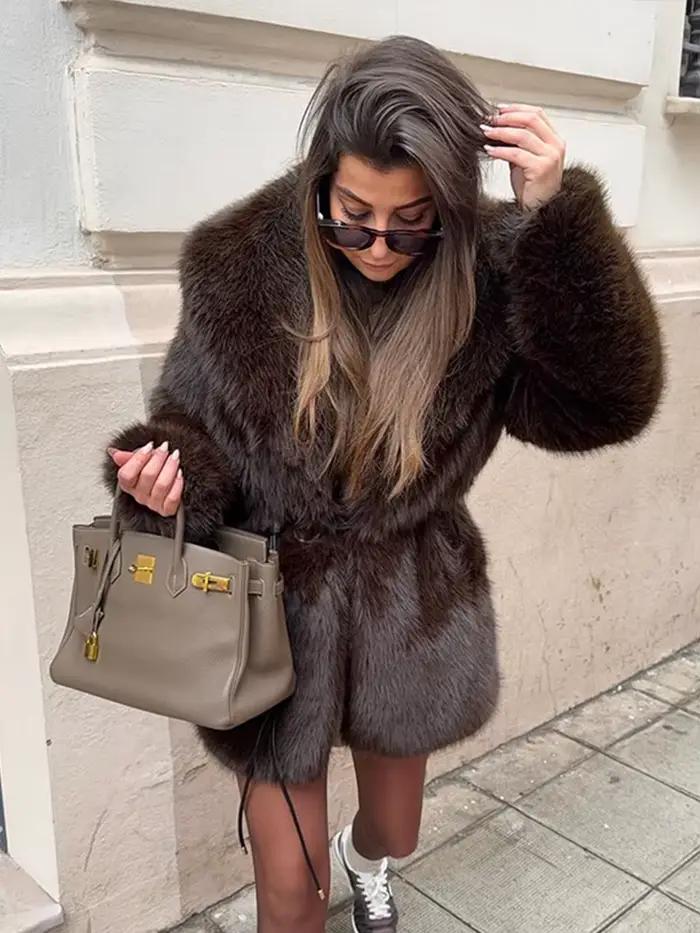 Manteau de fourrure pointu teint avec fermeture éclair pour femme