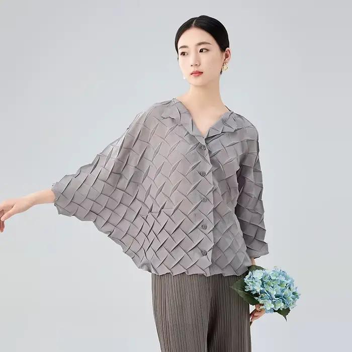 Miyake veste plissée pressée à la main 2025 été nouveau Premium Sense col en v couleur unie simple boutonnage ample cent Cardigan