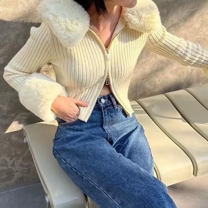 Nouveau pull en tricot coupe cintrée pour fille de style universitaire avec col en fourrure et conception à double fermeture éclair pour la chaleur.