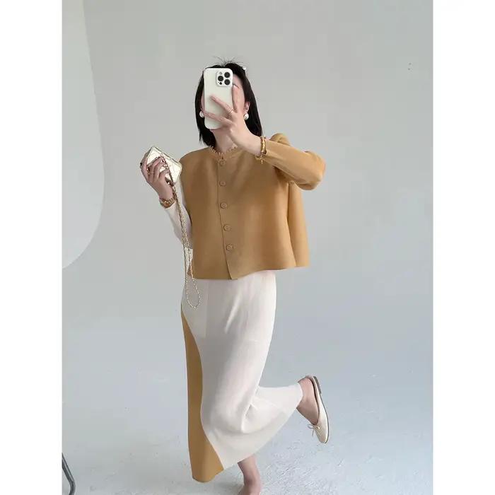 Ensemble coordonné fluide chic et tendance : Gilet plissé col rond boutonné beige kaki et jupe plissée color block – Collection Quotidienne 2026