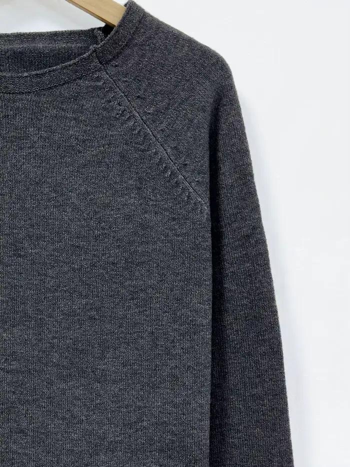 Pull en tricot gris à rayures contrastées pour femme