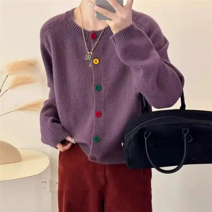 Cardigan tricoté à dos nu pour l'automne et l'hiver de 2025 avec un pull à col rond à boutons de couleur jeune et élégant