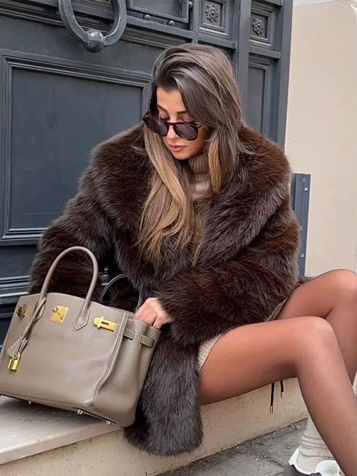 Manteau de fourrure pointu teint avec fermeture éclair pour femme