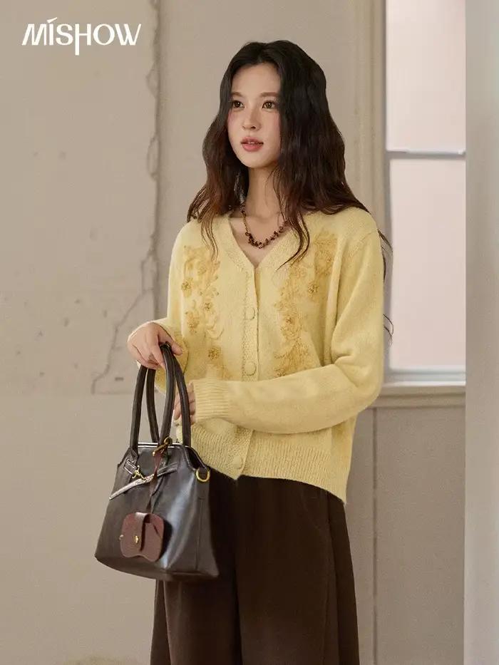 MISHOW tricot Cardigan pour femme 2025 hiver Style français brodé jaune col en v