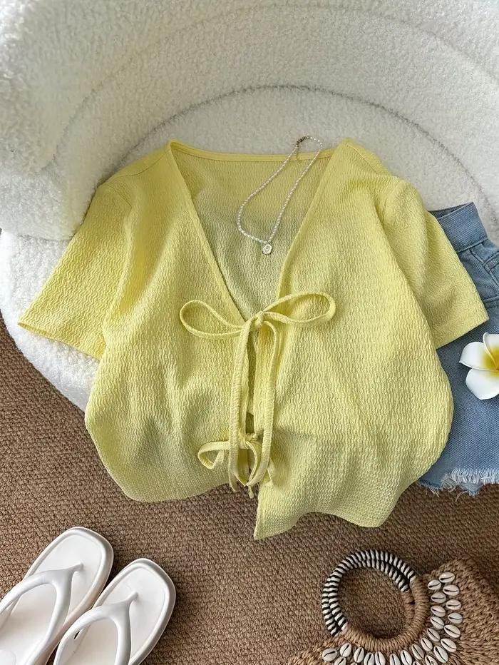 Haut en tricot jaune clair à manches courtes pour femme avec nœud sur le devant