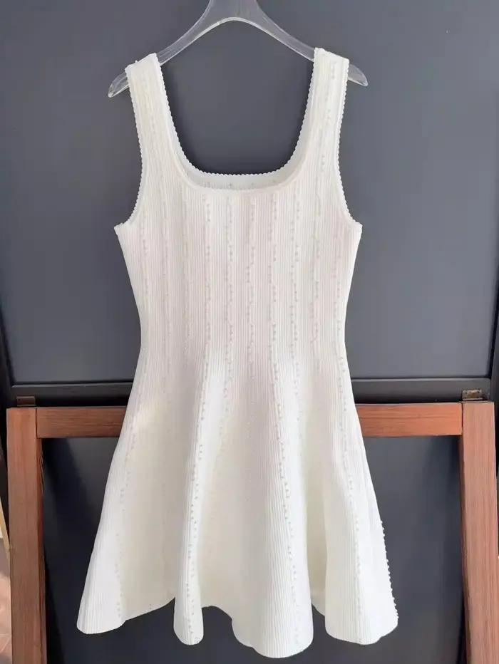Robe Courte Femme Tricotée Décorée de Perles Col Carré Sans Manches Coupe Ajustée Taille Haute Printemps-Été 2026