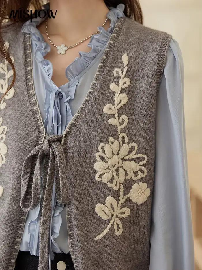 MISHOW femmes gilets tricotés 2025 automne solide brodé gilet col en v cravate courte vêtements d'extérieur amples polyvalent haut en tricot MXE45Z1397