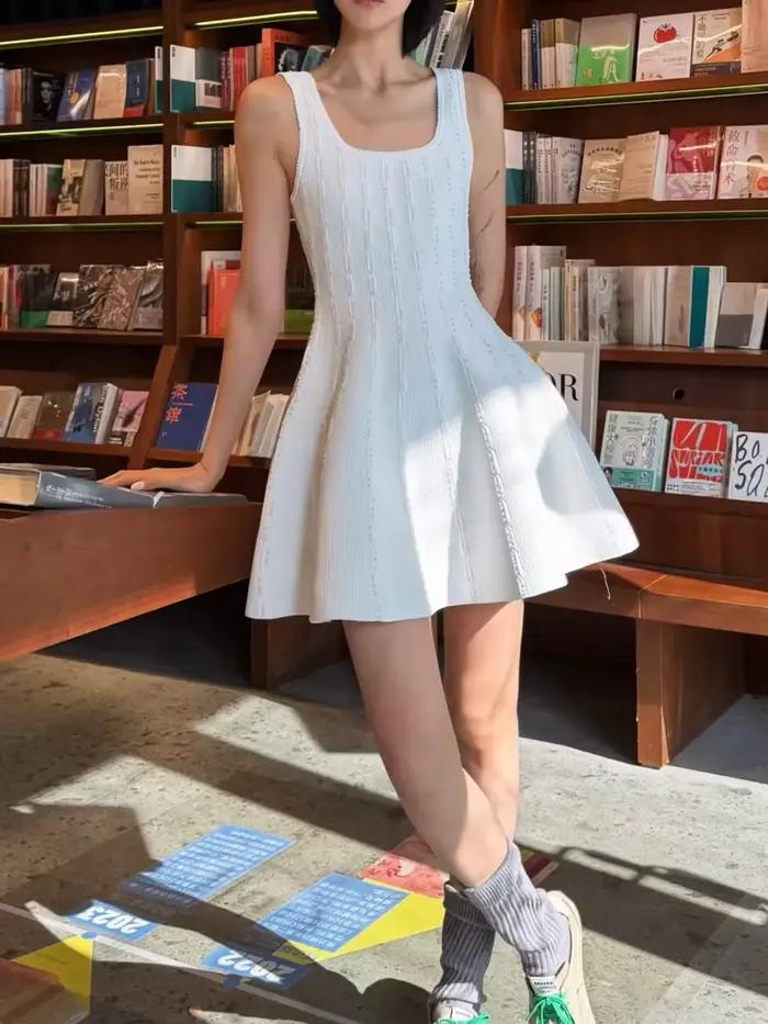 Robe Courte Femme Tricotée Décorée de Perles Col Carré Sans Manches Coupe Ajustée Taille Haute Printemps-Été 2026