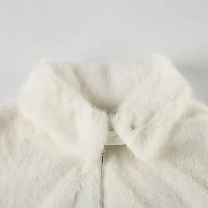 Pull cardigan tricoté avec un col moelleux et un design moelleux ensemble