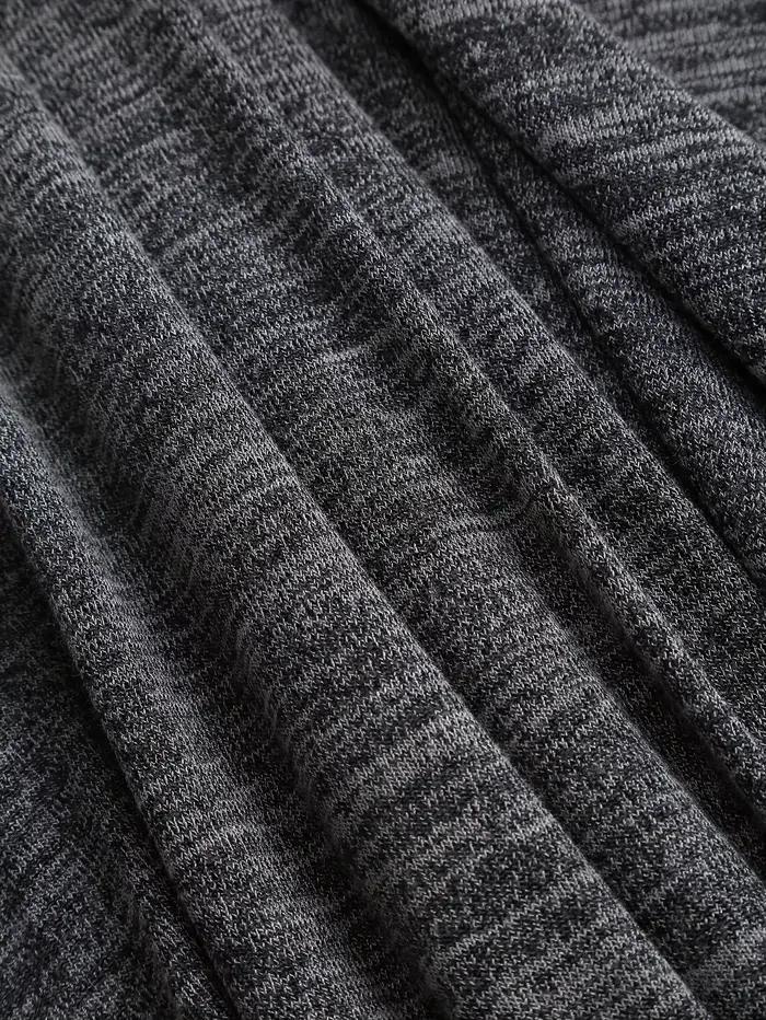 Un ensemble deux pièces d'un cardigan gris foncé confortable avec une robe dos nu pour femme