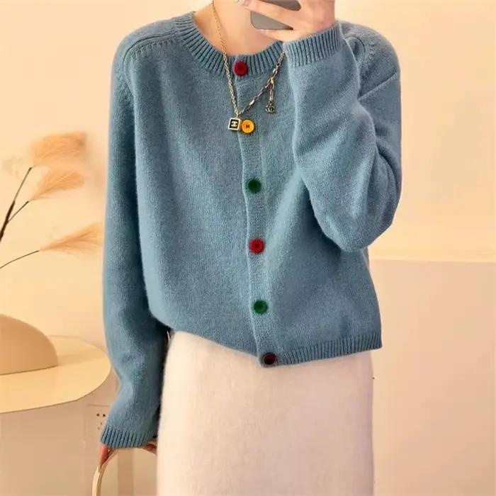 Cardigan tricoté à dos nu pour l'automne et l'hiver de 2025 avec un pull à col rond à boutons de couleur jeune et élégant