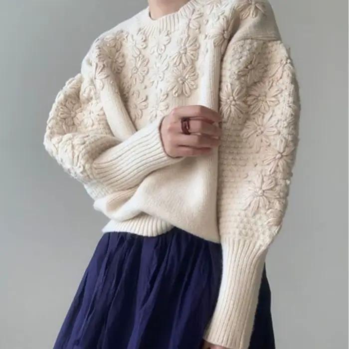 Pull surdimensionné coréen brodé de marguerites 3D