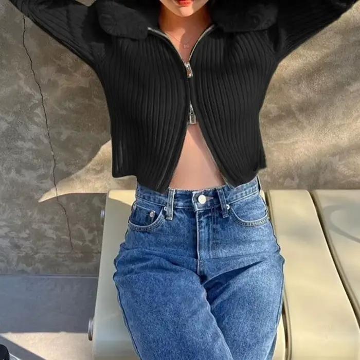 Nouveau pull en tricot coupe cintrée pour fille de style universitaire avec col en fourrure et conception à double fermeture éclair pour la chaleur.