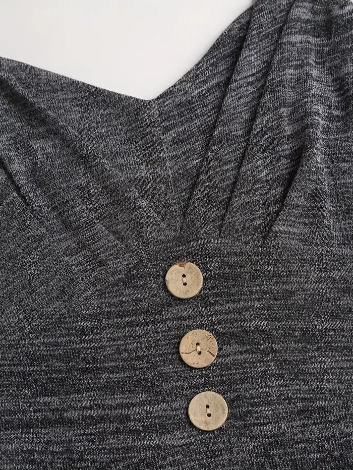 Un ensemble deux pièces d'un cardigan gris foncé confortable avec une robe dos nu pour femme