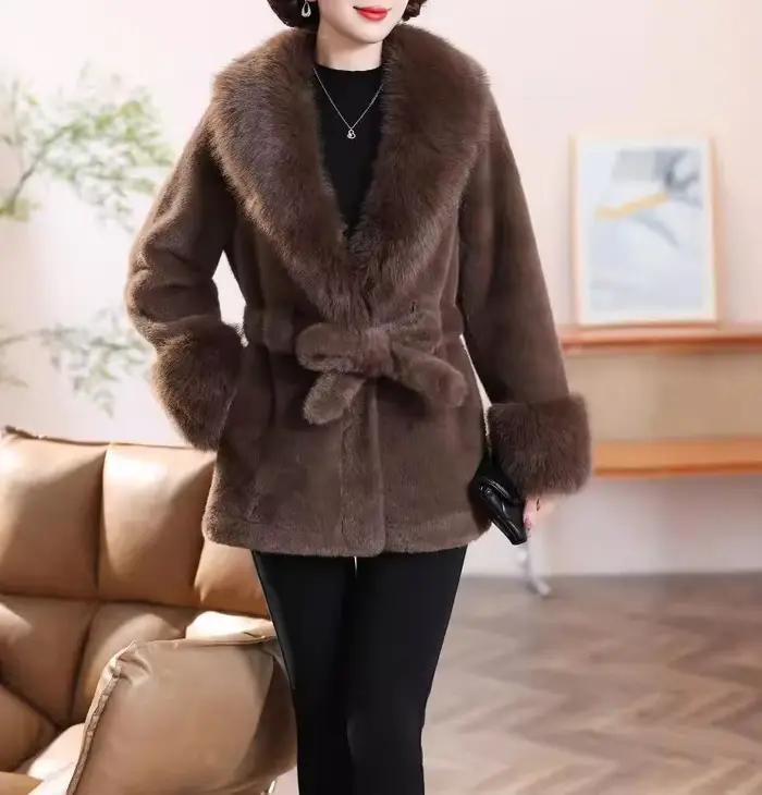 Manteau de fourrure une pièce élégant et tendance pour femmes avec col