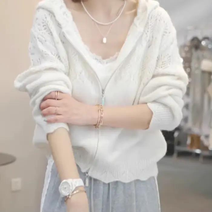 Cardigan tricoté à capuche creuse pour femmes au printemps 2025