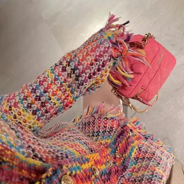 Nouveau automne arc-en-ciel couleur tricoté pull femmes mode col en v gland décoration Cardigan dame rétro simple boutonnage décontracté hauts