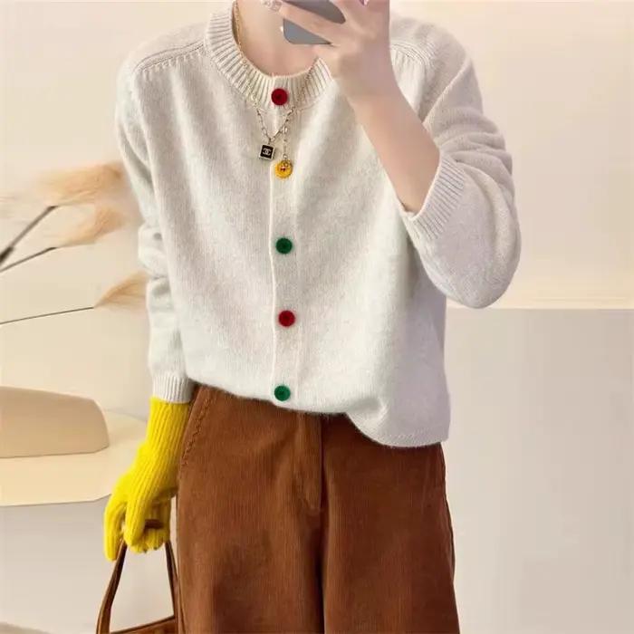 Cardigan tricoté à dos nu pour l'automne et l'hiver de 2025 avec un pull à col rond à boutons de couleur jeune et élégant