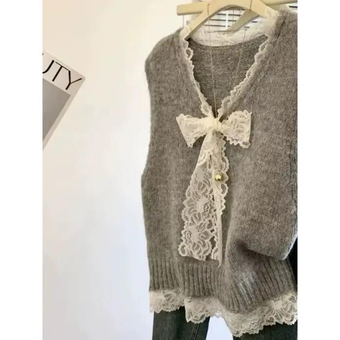 Pull gris en dentelle à la mode avec nœud épissé