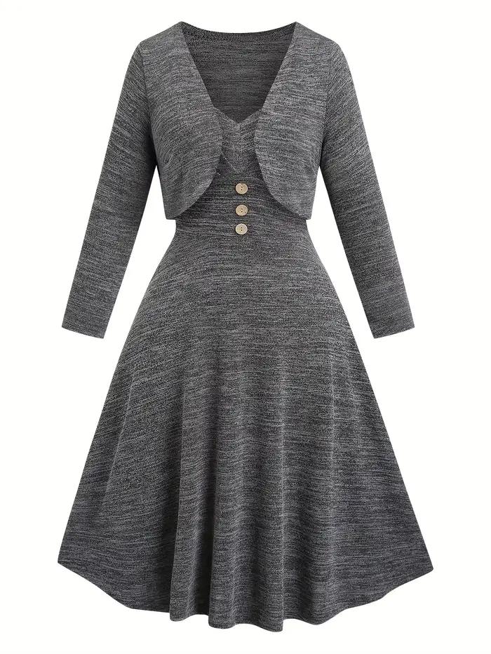 Un ensemble deux pièces d'un cardigan gris foncé confortable avec une robe dos nu pour femme