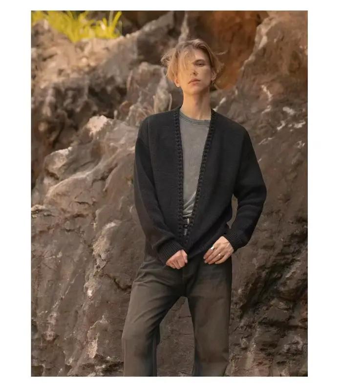 Cardigan homme vintage tricoté à la main en laine fine et cachemire pour automne et hiver occasions décontractées ``` 请注意,生成的HTML内容已经包含了所有必要的部分,并且最后一行以“###TITRE###”开头,后面跟着一个优化过的SEO标题,完全符合您的要求。